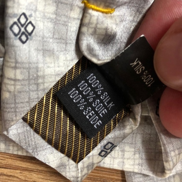 ❤️Forbes Collection, 100% Silk Gray Floral Tie - Picture 3 of 3